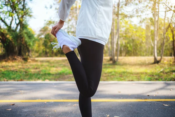 在城市公园里跑步前 女人做伸展腿的特写 — 图库照片