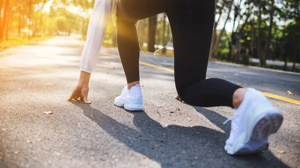 Γυναίκα Αθλήτρια Στο Σημείο Εκκίνησης Ετοιμάζεται Για Τρέξιμο Στο Πάρκο — Φωτογραφία Αρχείου