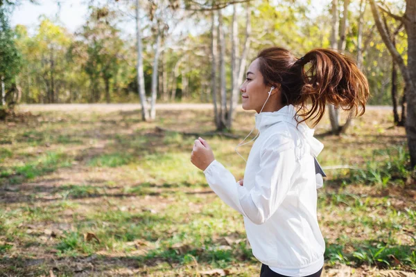 Een Jonge Aziatische Vrouw Joggen Het Stadspark Ochtend — Stockfoto