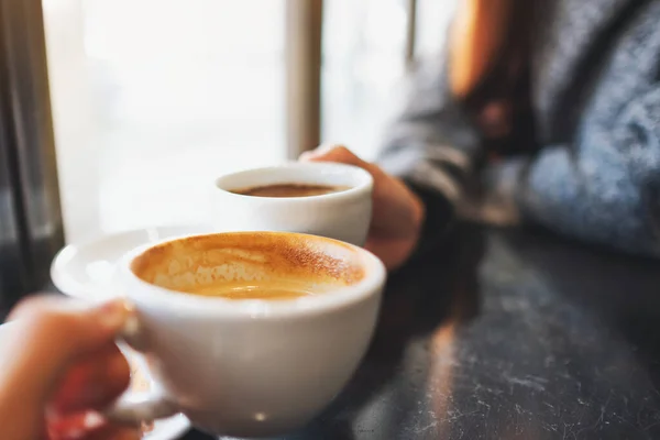 カフェで女性と男のコーヒーマグカップのイメージを閉じます — ストック写真