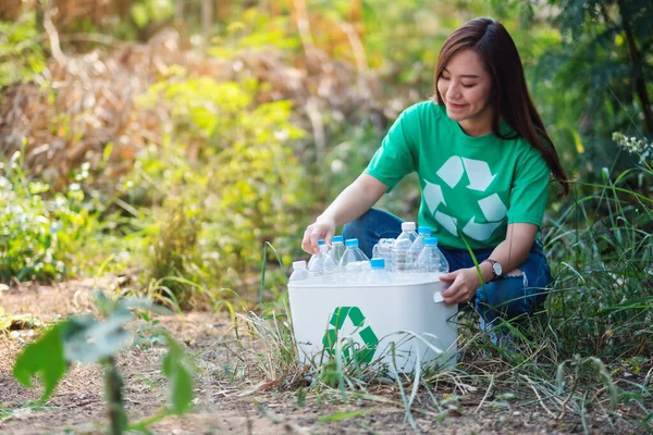Beautiful Asian Woman Collecting Garbage Plastic Bottles Recycle Bin Outdoors — Zdjęcie stockowe