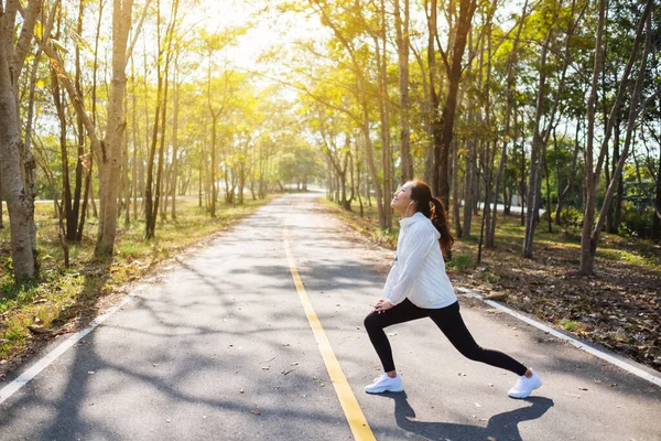 Μια Νεαρή Ασιάτισσα Κάνει Διατάσεις Πριν Τρέξει Στο Πάρκο Της — Φωτογραφία Αρχείου