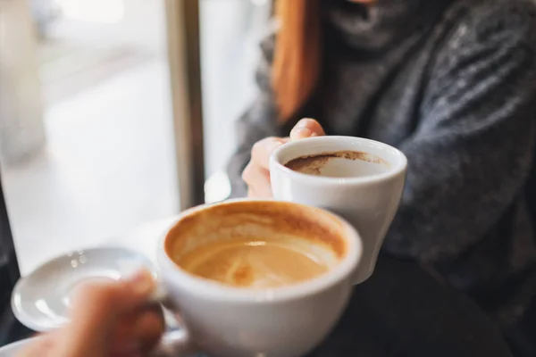 カフェで女性と男のコーヒーマグカップのイメージを閉じます — ストック写真