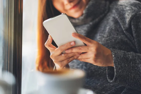 Nahaufnahme Einer Frau Mit Handy Und Kaffeetasse Auf Dem Tisch — Stockfoto