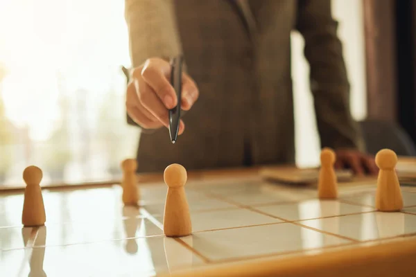 Zakenvrouw Leider Kiezen Wijzen Naar Een Van Houten Mensen Uit — Stockfoto