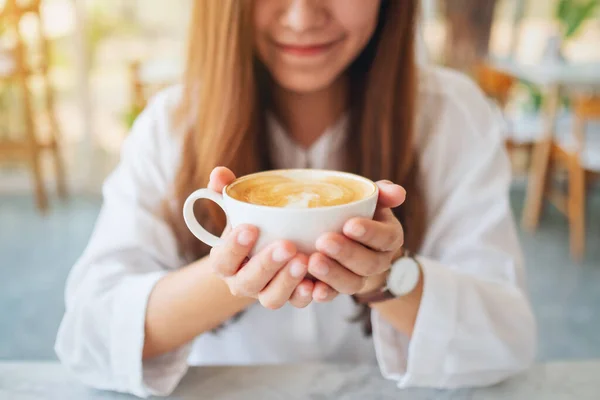 Detailní Záběr Krásné Asijské Ženy Držící Šálek Horké Kávy — Stock fotografie