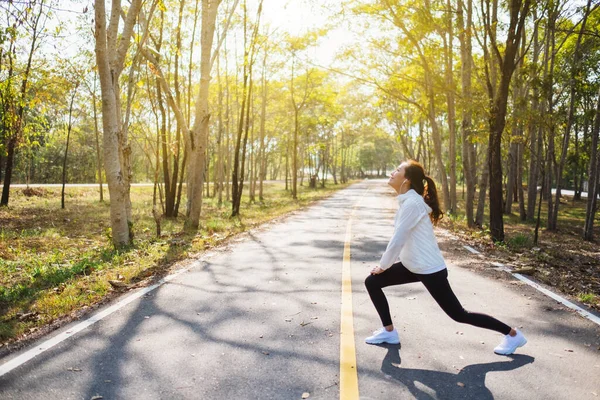 Μια Νεαρή Ασιάτισσα Κάνει Διατάσεις Πριν Τρέξει Στο Πάρκο Της — Φωτογραφία Αρχείου