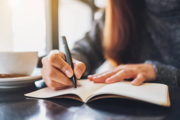 Nahaufnahme Einer Frau Die Auf Ein Leeres Notizbuch Auf Dem — Stockfoto