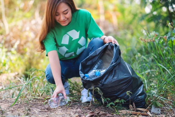 Beautiful Asian Woman Picking Garbage Plastic Bottles Box Bag Recycling — Zdjęcie stockowe