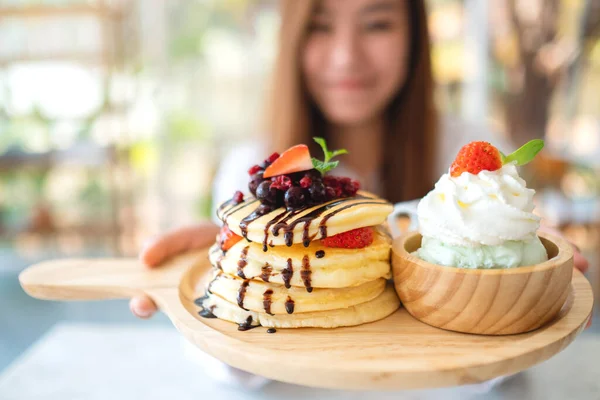 Una Hermosa Mujer Asiática Sosteniendo Mostrando Plato Panqueques Con Helado — Foto de Stock