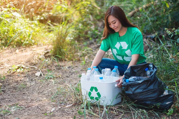 Красива Азіатська Жінка Збирає Пляшки Сміття Коробку Мішок Переробки Концепції Стокове Фото