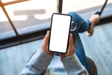 Üst görünüm görüntüsü boş beyaz ekranlı cep telefonu tutan bir kadının görüntüsü 