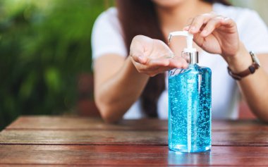 Sağlık ve Covid-19 veya 2020 virüs konsepti için alkol jeli kullanan ve uygulayan bir kadının yakın plan görüntüsü