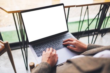 Boş beyaz masaüstü ekran kullanan ve dizüstü bilgisayarda yazan bir kadının görüntüsü 