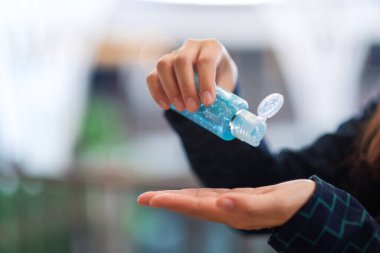 Sağlık ve Covid-19 veya 2020 virüs konsepti için alkol jeli kullanan bir kadının yakın plan görüntüsü.