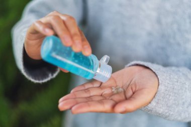 Sağlık ve Covid-19 veya 2020 virüs konsepti için alkol jeli kullanan bir kadının yakın plan görüntüsü.