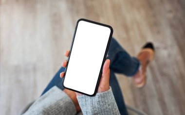 Üst görünüm görüntüsü boş beyaz ekranlı cep telefonu tutan bir kadının görüntüsü 