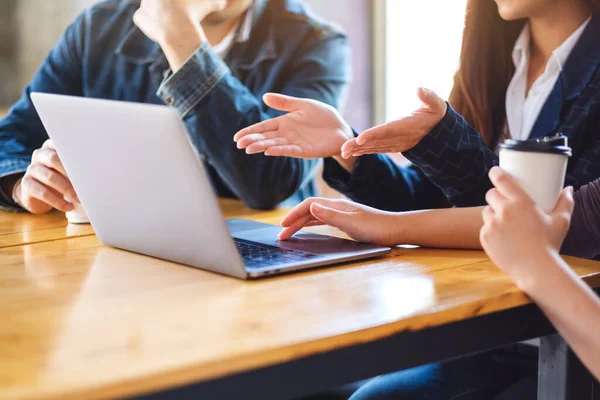 Groep Van Zakenmensen Die Laptop Gebruiken Gebruiken Voor Presentatie Tijdens — Stockfoto