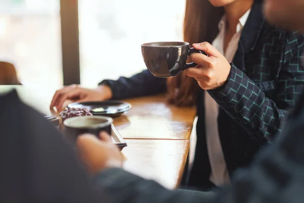 Κοντινό Πλάνο Εικόνα Των Ανθρώπων Απολαμβάνουν Μιλάμε Και Πίνοντας Καφέ — Φωτογραφία Αρχείου