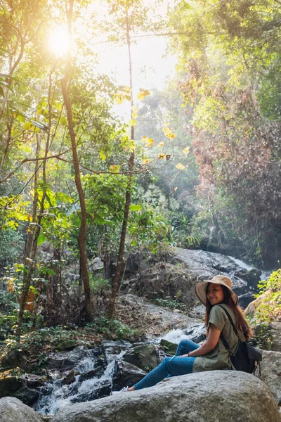 Una Hermosa Mujer Asiática Sentada Roca Frente Cascada —  Fotos de Stock