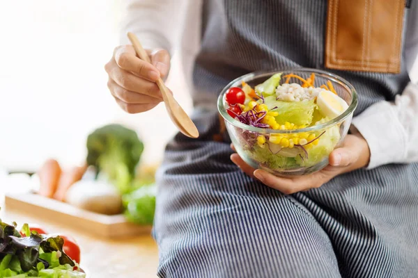 Closeup Image Female Chef Cooking Holding Bowl Fresh Mixed Vegetables — Fotografia de Stock