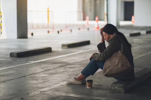 Μια Στρεσαρισμένη Νεαρή Ασιάτισσα Κάθεται Μόνη Στο Πάρκινγκ — Φωτογραφία Αρχείου