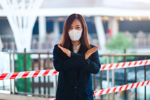 Närbild Asiatisk Kvinna Som Bär Skyddande Ansiktsmask Gör Korsade Armar — Stockfoto