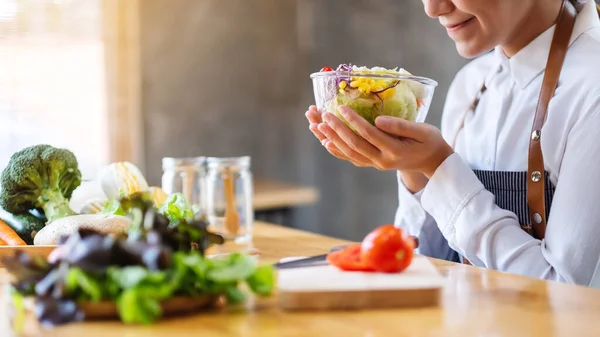 Imagem Perto Uma Cozinheira Chef Fêmea Segurando Uma Tigela Salada — Fotografia de Stock