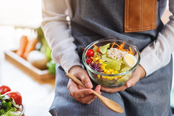 Imagem Perto Uma Cozinheira Chef Fêmea Segurando Uma Tigela Salada — Fotografia de Stock