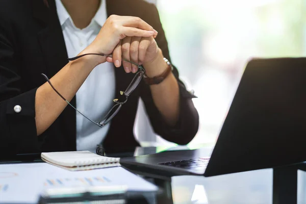 Imagen Primer Plano Mujer Negocios Sosteniendo Gafas Mientras Trabaja Mirando —  Fotos de Stock