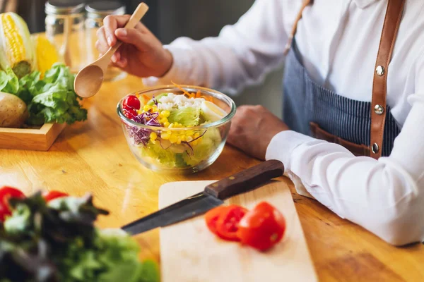 女性シェフの料理のイメージを閉じ キッチンで新鮮な混合野菜サラダのボウルを食べる — ストック写真
