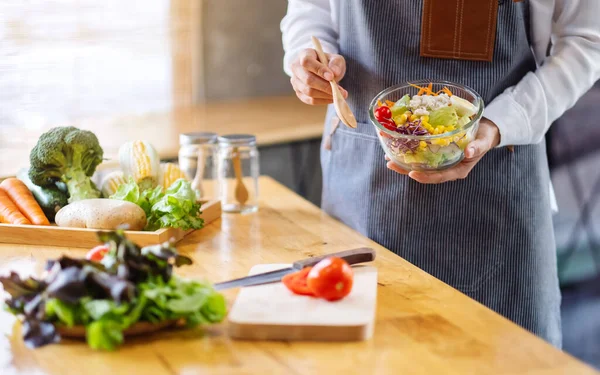 女性シェフの料理のイメージを閉じ キッチンで食べる新鮮な混合野菜サラダのボウルを保持します — ストック写真