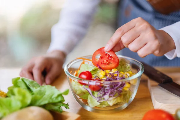 Imagem Perto Uma Cozinheira Cozinhando Uma Salada Fresca Legumes Misturados — Fotografia de Stock