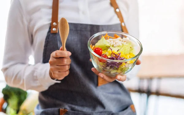 Imagem Perto Uma Cozinheira Chef Fêmea Segurando Uma Tigela Salada — Fotografia de Stock