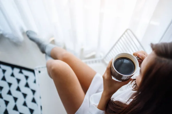 Vista Superior Imagen Una Hermosa Mujer Bebiendo Café Caliente Dormitorio — Foto de Stock