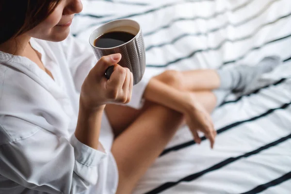 Eine Schöne Frau Trinkt Morgens Hause Heißen Kaffee Einem Weißen — Stockfoto