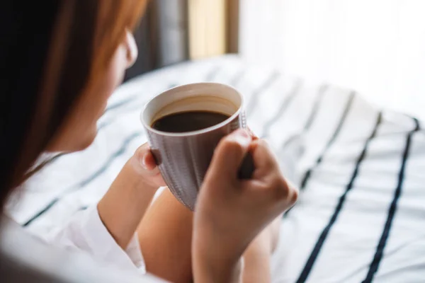 Eine Schöne Frau Trinkt Morgens Hause Heißen Kaffee Einem Weißen — Stockfoto
