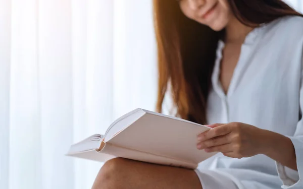 Närbild Vacker Asiatisk Kvinna Läser Bok Ett Sovrum Hemma — Stockfoto