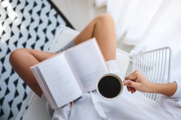 Vista Superior Imagen Una Mujer Leyendo Libro Beber Café Caliente — Foto de Stock