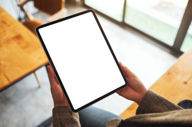 Boş beyaz masaüstü ekran ile siyah tablet pc taşıyan bir kadının en üst görünüm görüntüsü 