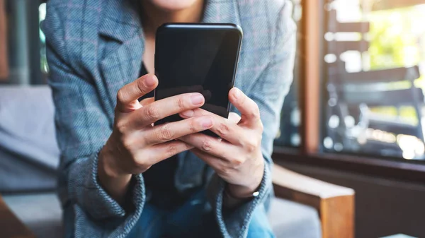 Immagine Ravvicinata Una Donna Che Tiene Utilizza Telefono Cellulare — Foto Stock