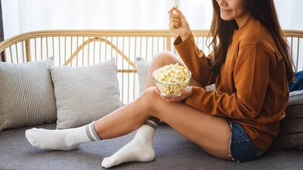 Close Image Beautiful Young Woman Holding Eating Pop Corn While — ストック写真