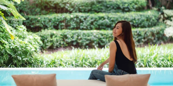 Portret Pięknej Młodej Azjatki Cieszącej Się Siedzeniem Przy Basenie Zielonym — Zdjęcie stockowe