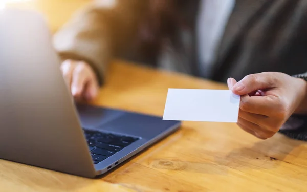 Egy Üzletasszony Kezében Egy Üres Névjegykártyák Használata Közben Laptop Számítógép — Stock Fotó