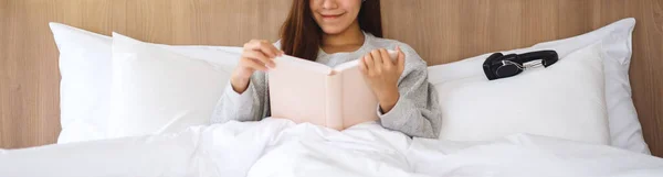 Closeup Image Beautiful Young Woman Reading Book White Cozy Bed — Fotografia de Stock