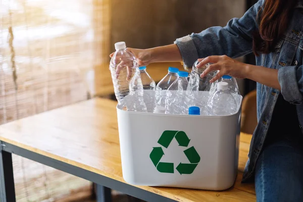 Kvinna Som Samlar Och Separerar Återvinningsbara Plastflaskor Soptunna Hemma — Stockfoto