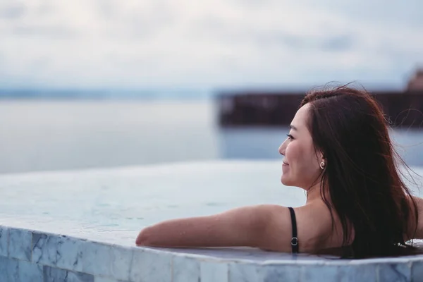 Una Joven Mujer Asiática Relajándose Piscina Infinita Mirando Una Hermosa — Foto de Stock