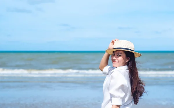 Красива Жінка Гуляє Пляжі Морем Блакитним Фоном Неба — стокове фото