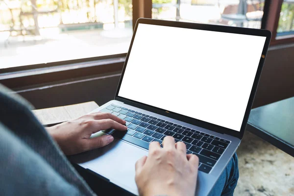 Boş beyaz masaüstü ekran kullanan ve dizüstü bilgisayarda yazan bir kadının görüntüsü 