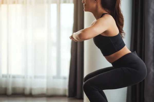 Primo Piano Immagine Una Bella Giovane Donna Asiatica Che Squat — Foto Stock